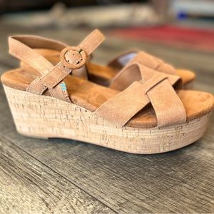 TOMS cork wedge platform sandal in camel suede. Women’s size 7